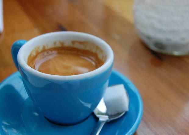 蓝色杯装的咖啡会让人喝起来更感受到其甘甜味