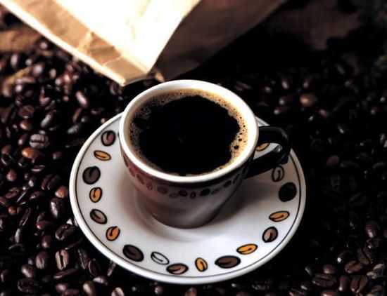 使用白色咖啡杯，会让人觉得咖啡的苦味更强烈
