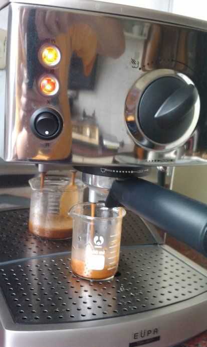 用机器做一杯45ml--60ml的浓缩咖啡，将咖啡倒入调酒器，再加入冰块。