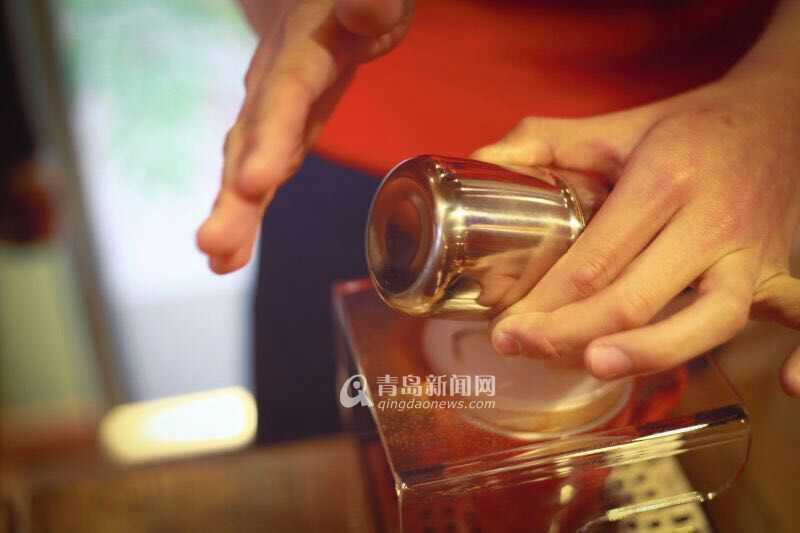 张东东在尝试做花式咖啡1