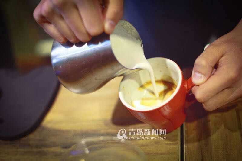 张东东在尝试做花式咖啡2