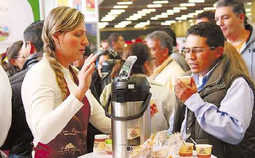 参观者在哥伦比亚国际咖啡展上品尝咖啡
