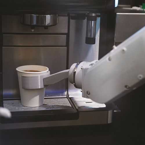 Cafe X在半年前进驻科学园，以机械臂取代人手沖咖啡。