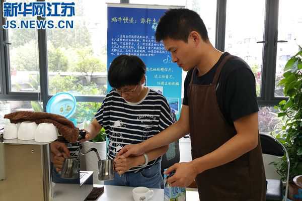 参与公益项目的志愿者在调试机器，为孩子们现场制作咖啡。