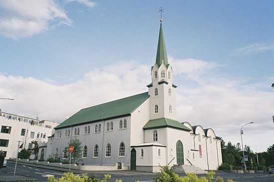 Tjornin湖旁的小教堂