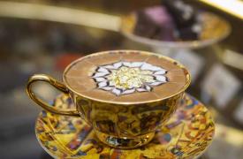 哈萨克斯坦酒店推出土豪金点缀花式咖啡
