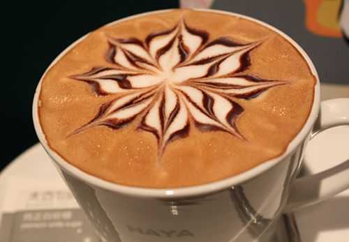 美妙的几何图案跃然于咖啡杯上