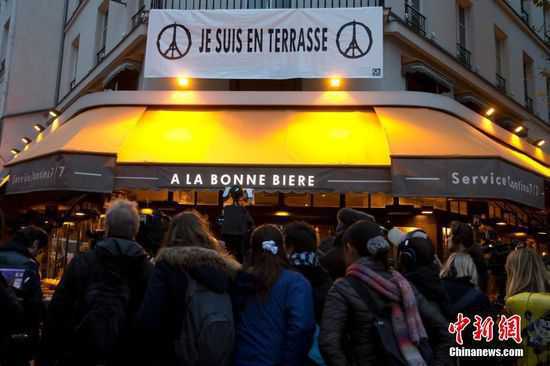 法国巴黎遭恐袭咖啡馆重新开放 2