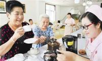 养老院研磨时光咖啡兴趣小组吸引数十位老人参与