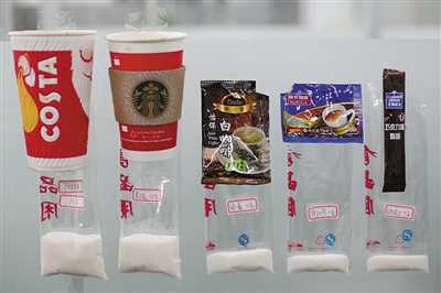  称取白砂糖，对比呈现出5款咖啡的含糖量，大杯COSTA和星巴克的最多。