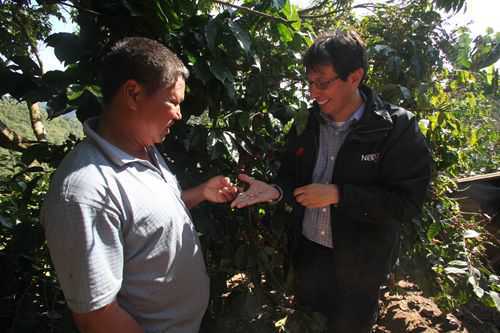 雀巢咖啡农艺部经理孔赞龙在指导普洱咖农