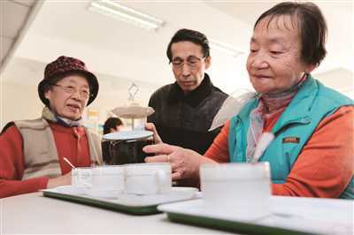 满屋咖啡香 老友谈兴浓