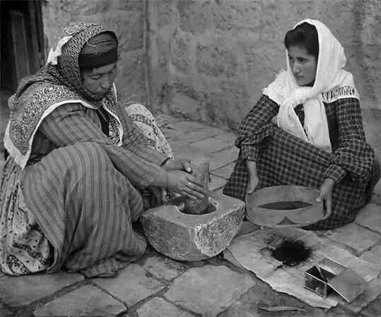 巴勒斯坦妇女在碾磨咖啡豆（1905年摄）