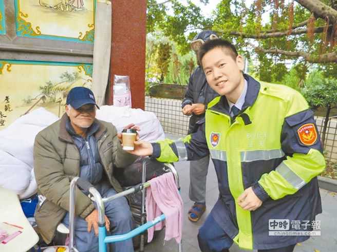 喝一杯再出发员警集资购买咖啡送给街友，温暖他们的心。