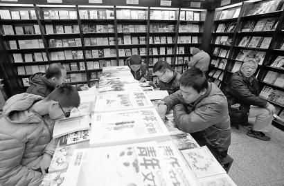 市民在泉城路新华书店阅读热门书籍