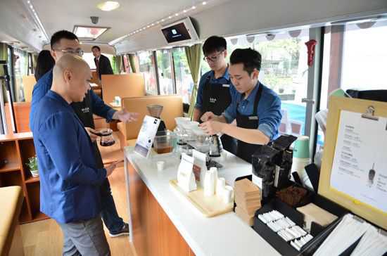 顾客顾客可以喝到醇厚的专业咖啡