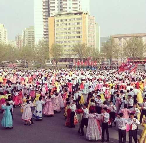朝鲜人参加在平壤举行的大型舞蹈活动