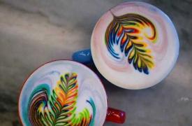 绚丽多彩：美咖啡师做彩色拉花拿铁受追捧