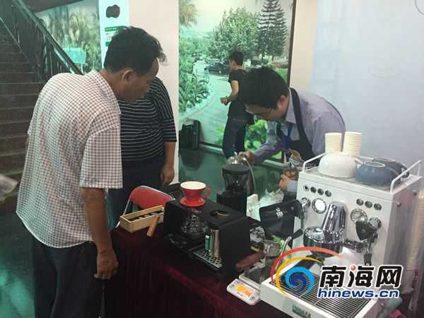 第五届中国福山咖啡杯国际咖啡师冠军赛开幕式现场咖啡厂商现场设点推荐产品。