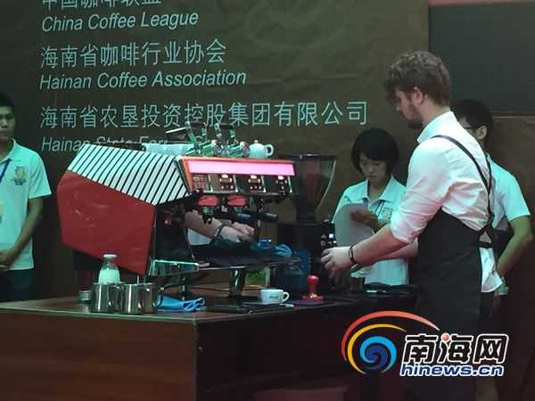 第五届中国福山咖啡杯国际咖啡师冠军赛选手比赛现场。