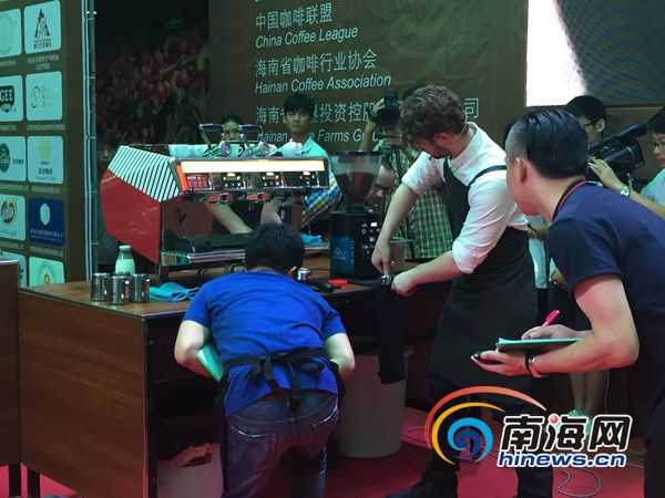 第五届中国福山咖啡杯国际咖啡师冠军赛选手比赛现场评委认真记录并打分。