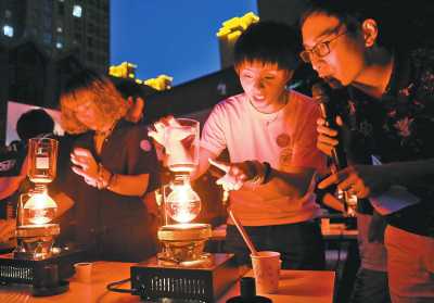 50位咖啡师的虹吸壶表演点亮“东元之夜”。