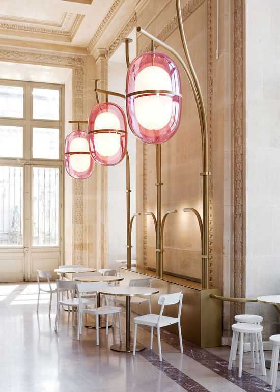 卢浮宫里刚翻新的咖啡馆 粉红灯成了最大亮点