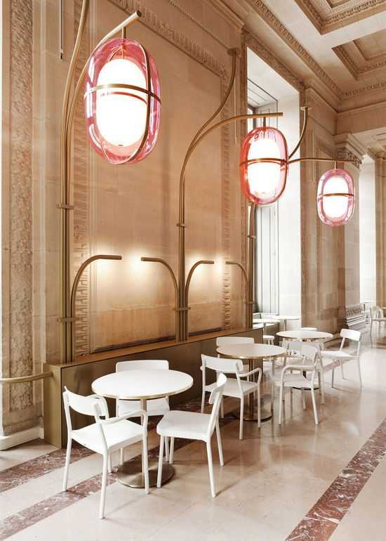 卢浮宫里刚翻新的咖啡馆 粉红灯成了最大亮点 2