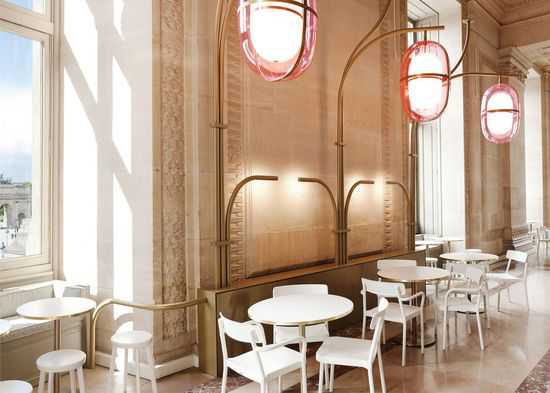 卢浮宫里刚翻新的咖啡馆 粉红灯成了最大亮点 3