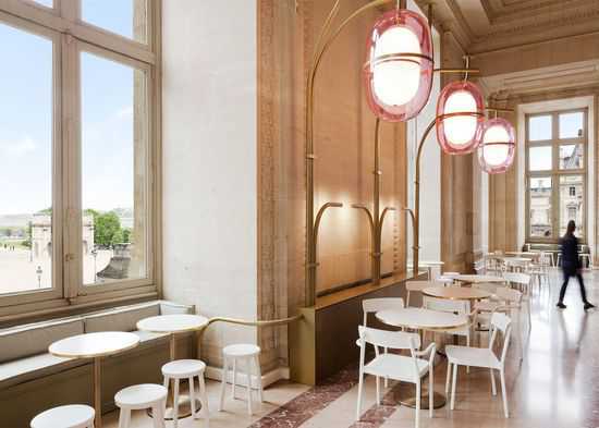 卢浮宫里刚翻新的咖啡馆 粉红灯成了最大亮点 4
