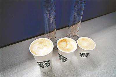 星巴克拿铁咖啡，从左到右依次是超大杯、大杯、中杯