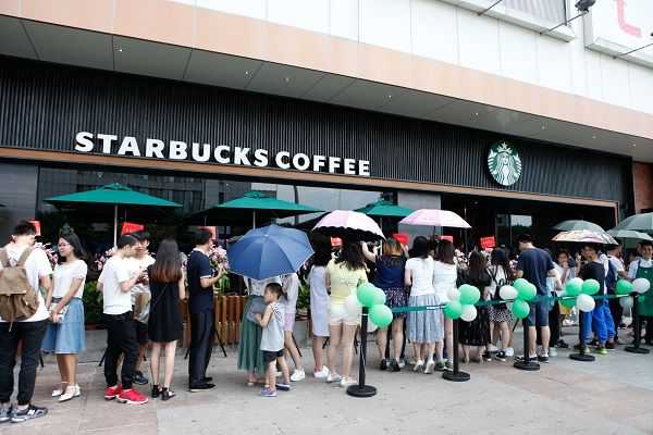 首日肇庆市民排队进店体验