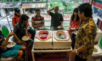 印尼厕所主题咖啡馆用便池盛汤马桶当座椅