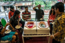 印尼厕所主题咖啡馆用便池盛汤马桶当座椅