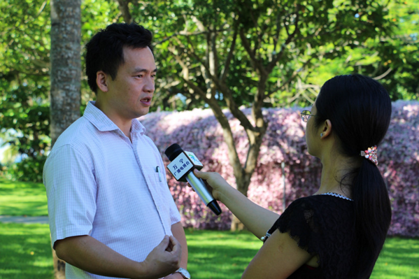 万宁市副市长王如龙接受万宁市电视台采访