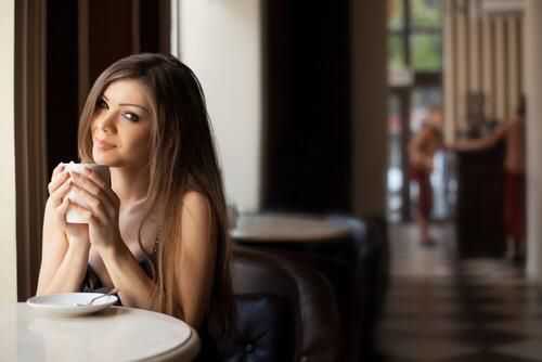 咖啡馆约会有奇效 女性可爱度加三成