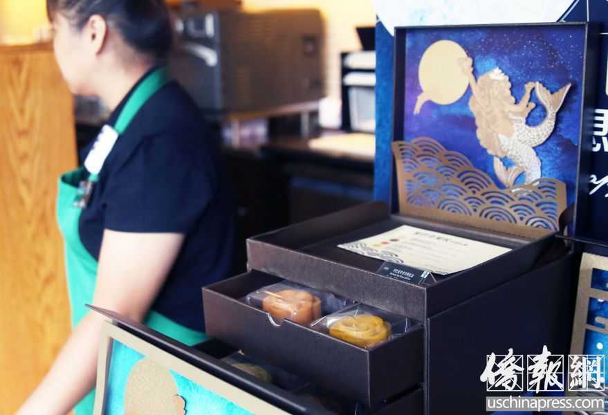 星巴克月饼推出价值238元（人民币，下同）、428元和598元3个档次的月饼礼盒装