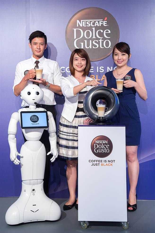 雀巢「咖啡专家」林宣任(左起)、品牌副理高廷萱、资深品牌经理许雅婷及机器人Pepper于发布会现场合影