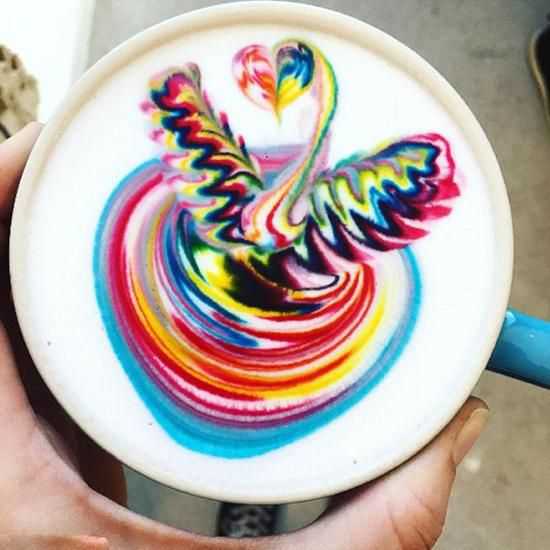 咖啡师彩色拉花