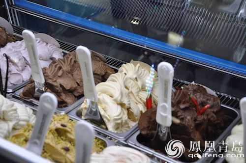 各种口味的冰淇淋供顾客免费品尝