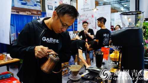 台湾知名咖啡大师在为顾客制作单品咖啡