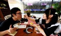 杭州现女仆咖啡馆 美女大学生扮女仆亲自喂饭