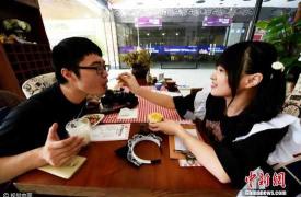 杭州现女仆咖啡馆 美女大学生扮女仆亲自喂饭