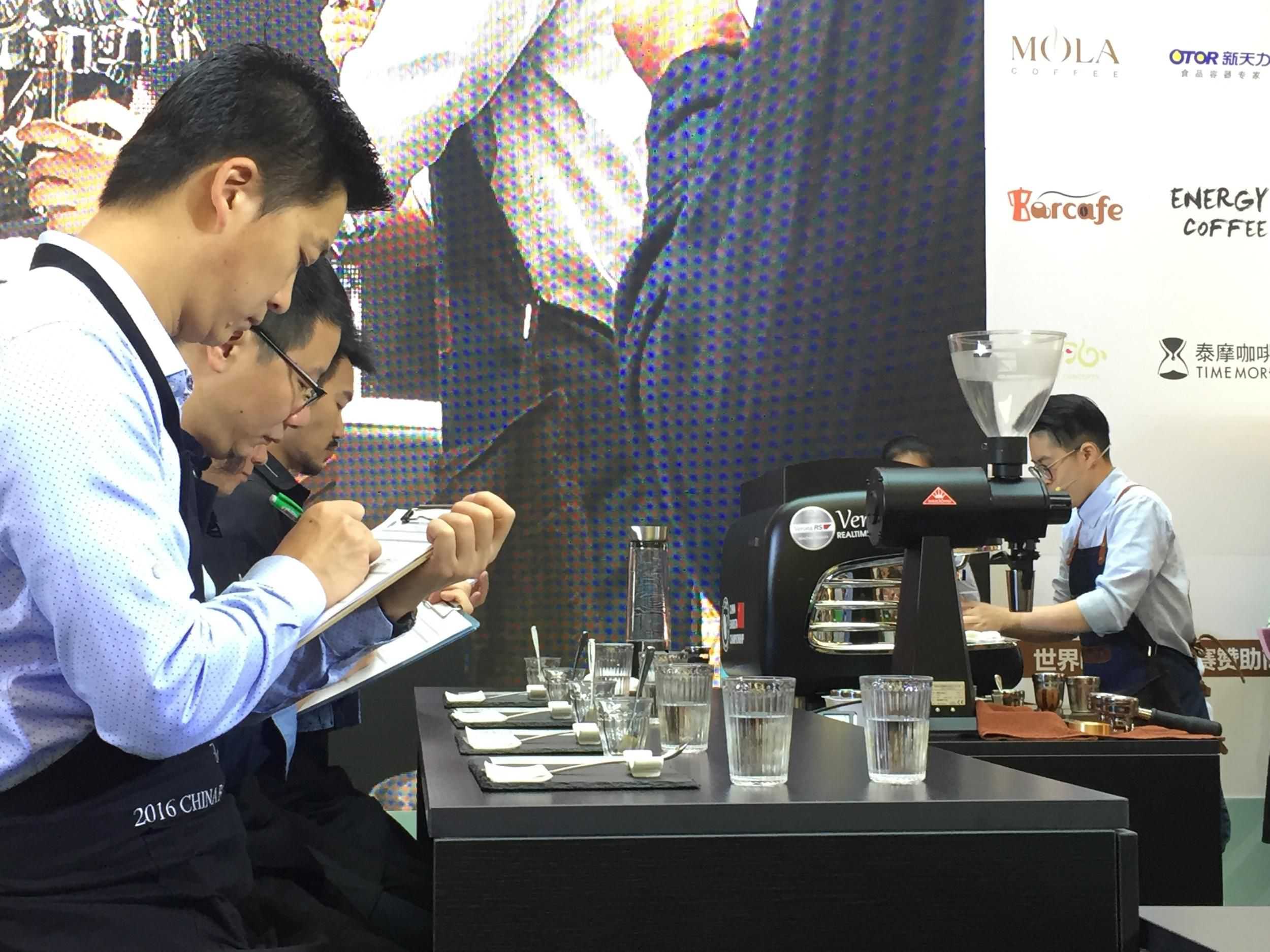 参赛选手向评委们展示自己的咖啡