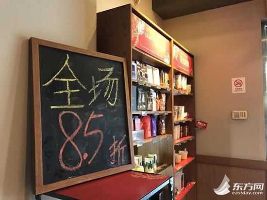 在星巴克星游城店，店内显要位置摆放了全场85折的告示牌。