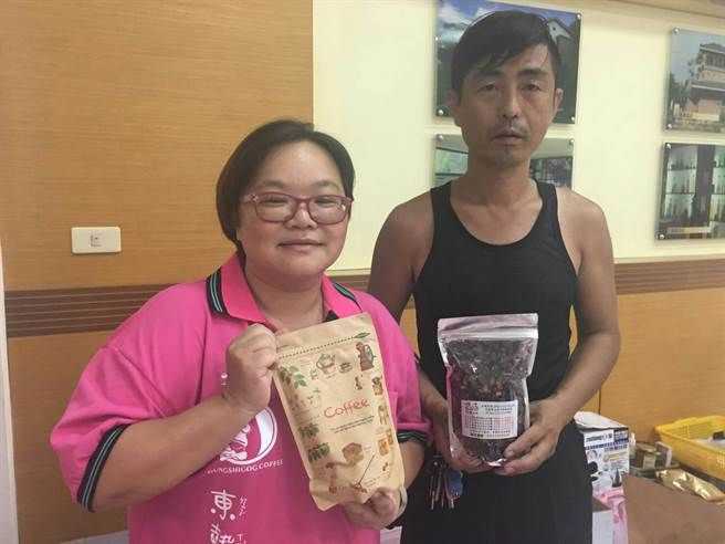 东势客庄媳妇陈怡君（左）一手催生东势咖啡产销班，并创立“东势角”咖啡品牌，右为产销班成员朱志成。