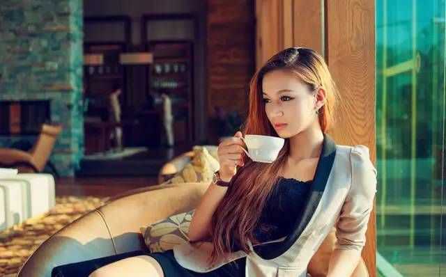 美女喝咖啡