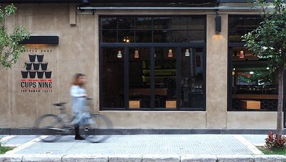 希腊这家咖啡厅的店铺空间可变大变小