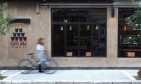 希腊这家咖啡厅的店铺空间可变大变小