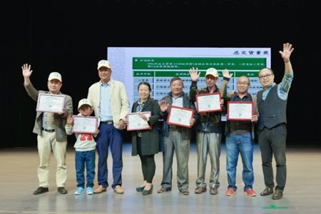朱元坤(右四)荣获星巴克2016年咖啡交货总量三等奖